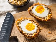 Яйца по шотландски обвити в кайма във фритюрник с горещ въздух (еър фрайър, air fryer)